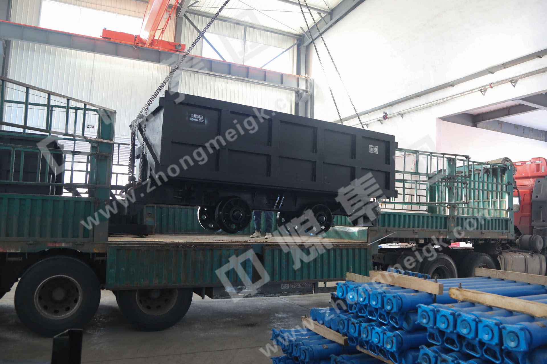 中煤集团一批侧卸式矿车发往黑龙江